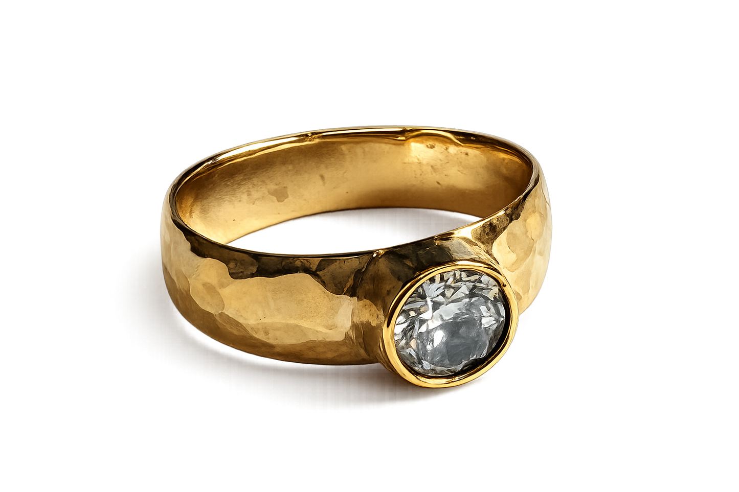 Anillo: Textura Martillada y Brillo de Circonia en Tumbaga
