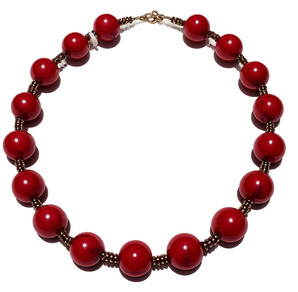 Collar: Armonía y Protección en Coral y Hematita