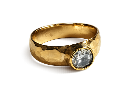 Anillo: Textura Martillada y Brillo de Circonia en Tumbaga