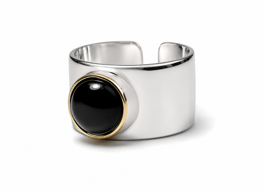 Anillo: Ónix Profundo con Marco en Latón