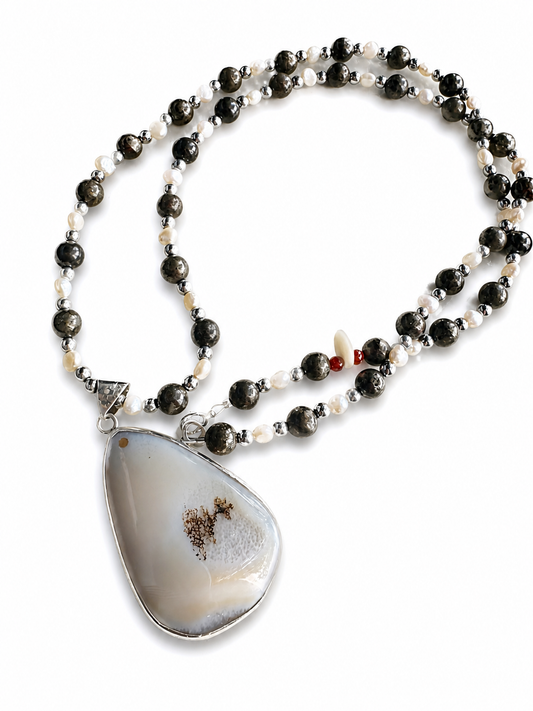 Collar Largo: Opulencia, Luz y Serenidad
