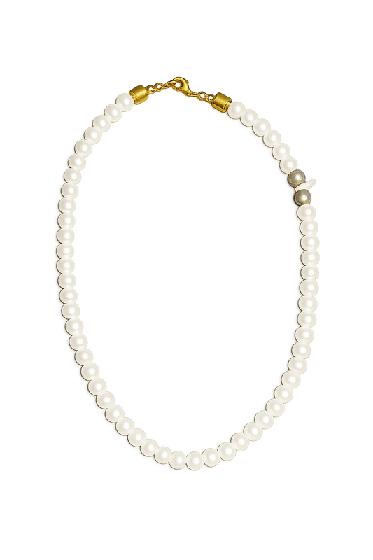 Collar: Elegancia Clásica en Perlas