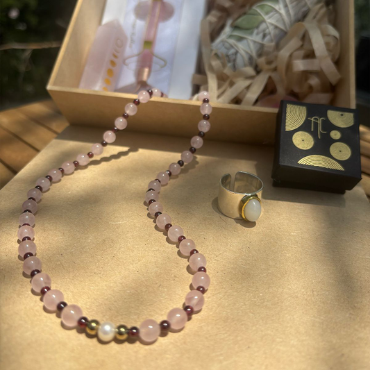 Kit Collar de Cuarzo Rosa, Granate, Perla y Dije Personalizado de Nácar