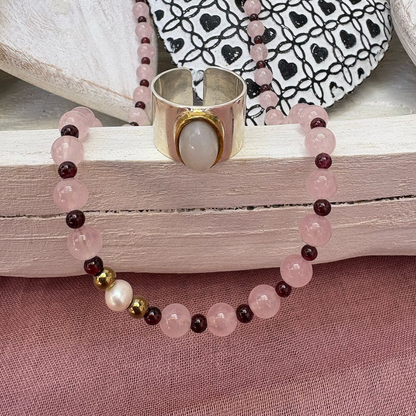 Kit Collar de Cuarzo Rosa, Granate, Perla y Dije Personalizado de Nácar